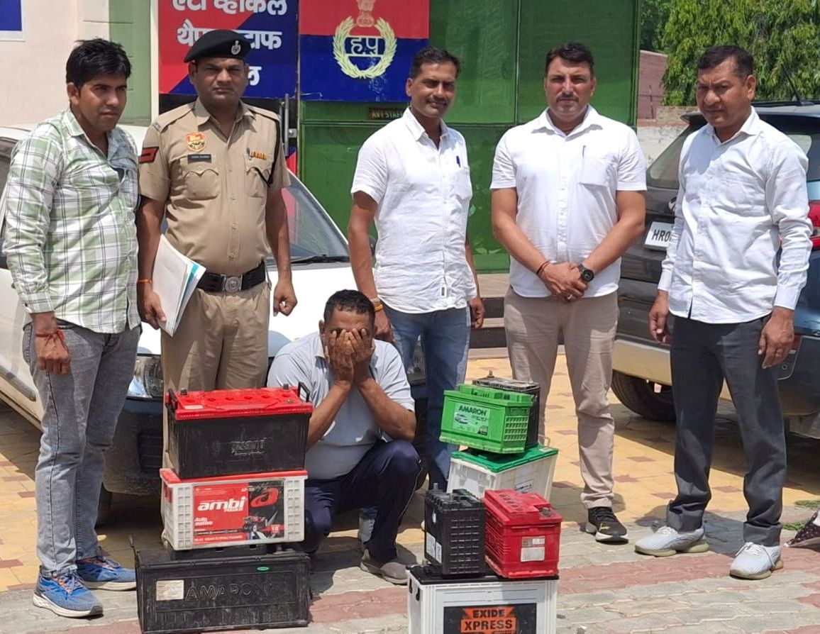 एंटी व्हीकल थेफ्ट स्टाफ पुलिस की गिरफ्त में चोर। एंटी व्हीकल थेफ्ट स्टाफ पुलिस की गिरफ्त में चोर।