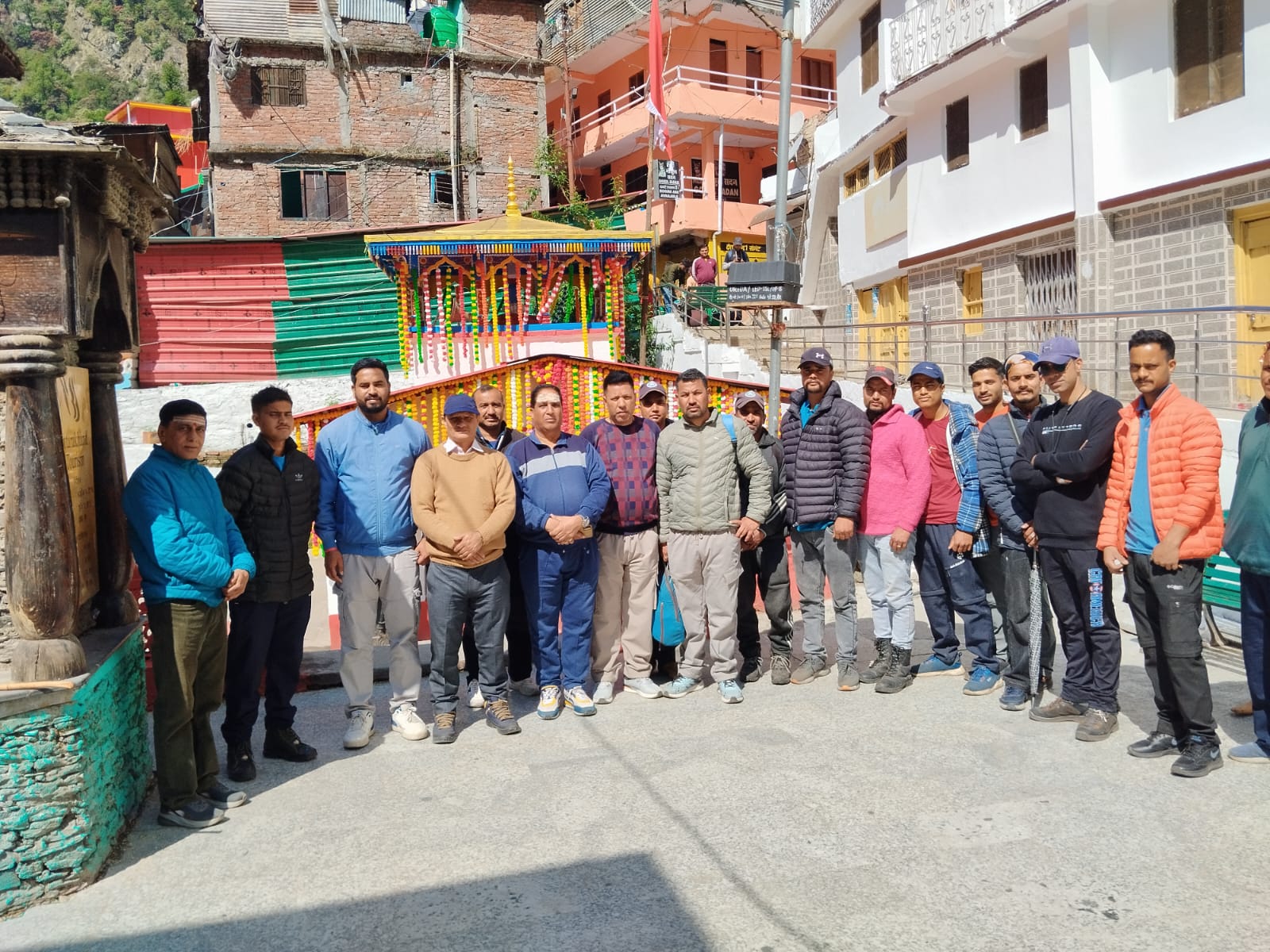 बदरीनाथ केदारनाथ मंदिर समिति का अग्रिम दल केदारनाथ के लिए रवाना होते हुए। बदरीनाथ केदारनाथ मंदिर समिति का अग्रिम दल केदारनाथ के लिए रवाना होते हुए।