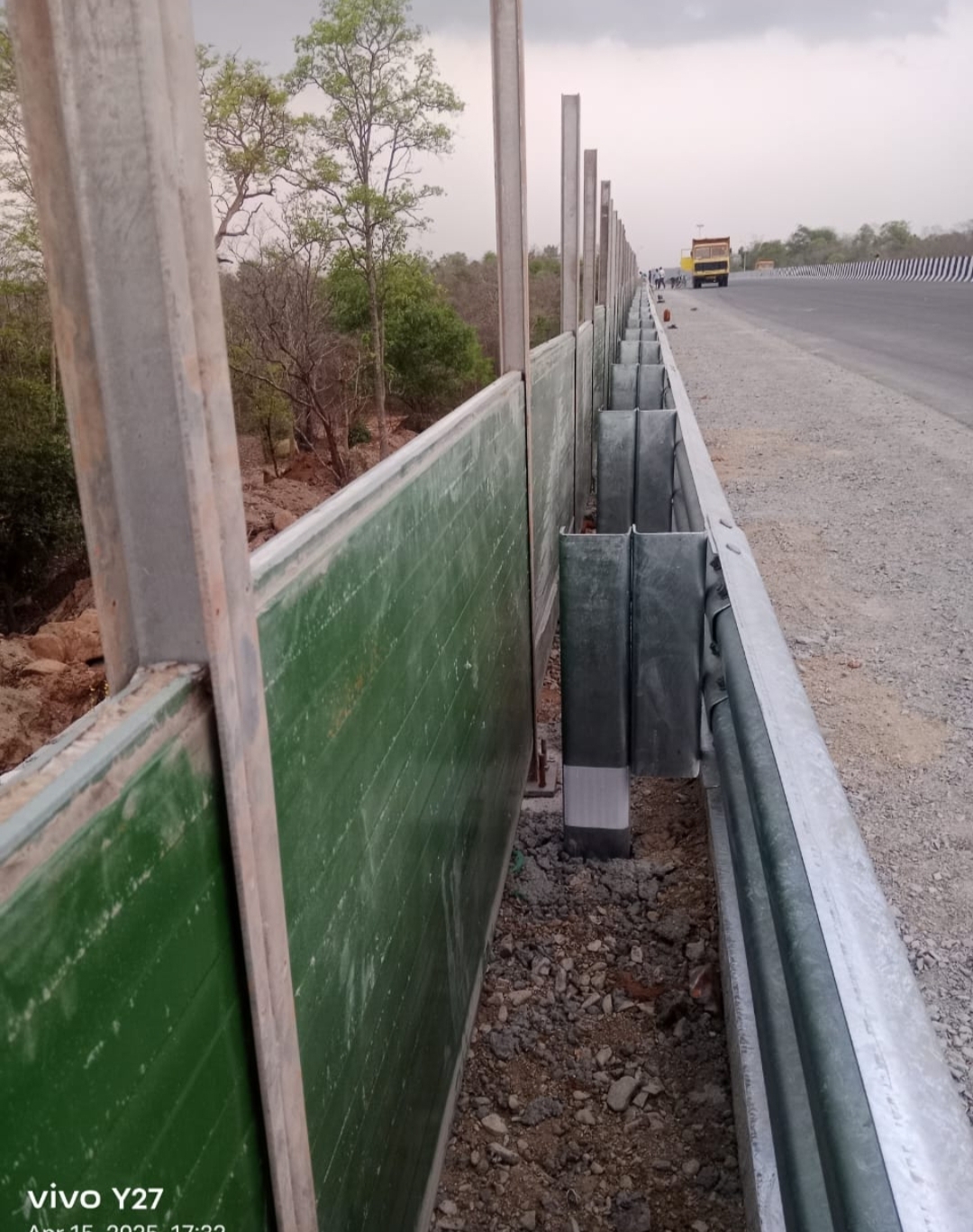 सड़क किनारे लगाई गई निर्माण सामग्री। सड़क किनारे लगाई गई निर्माण सामग्री।