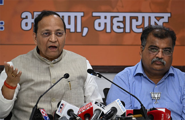 फोटो: मुंबई में पत्रकार वार्ता को संबोधित करते हुए भाजपा के राष्ट्रीय महासचिव अरुण सिंह फोटो: मुंबई में पत्रकार वार्ता को संबोधित करते हुए भाजपा के राष्ट्रीय महासचिव अरुण सिंह