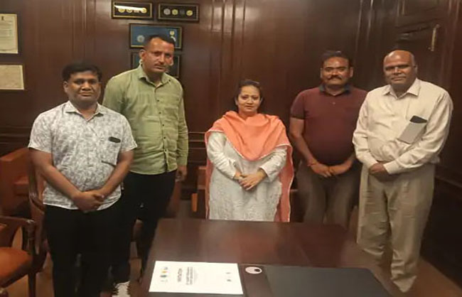 मंत्री आरती सिंह राव से मुलाकात करते पार्षद। मंत्री आरती सिंह राव से मुलाकात करते पार्षद।