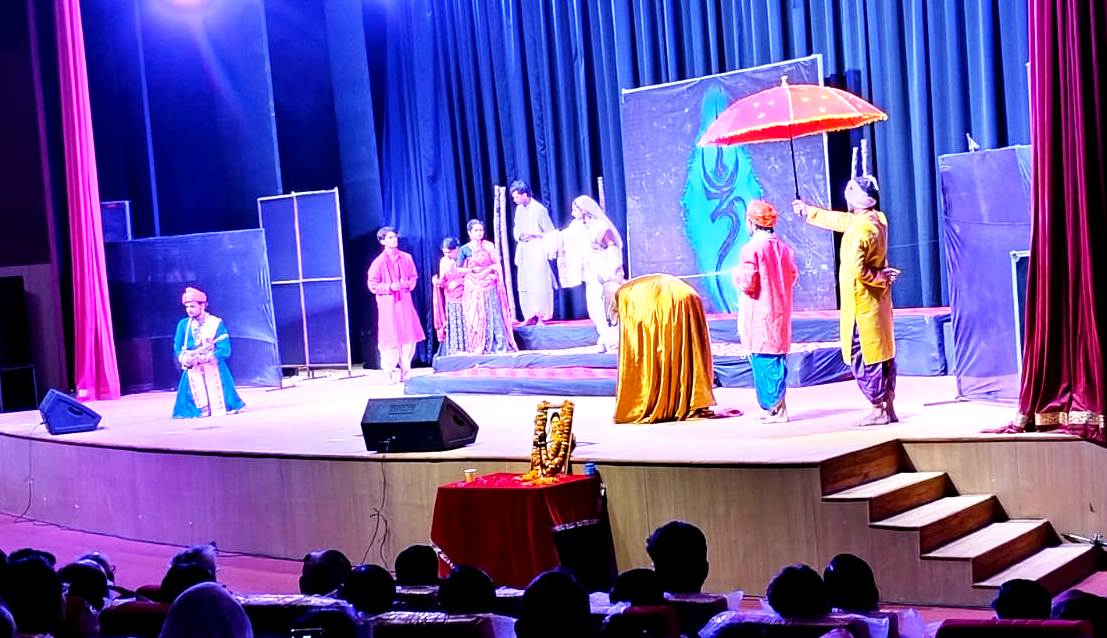 देवी अहिल्याबाई के जीवन चरित्र पर नाटक का मंचन देवी अहिल्याबाई के जीवन चरित्र पर नाटक का मंचन