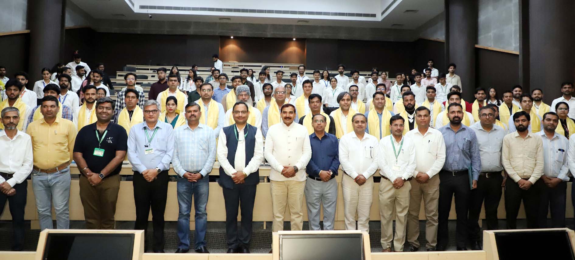 कंपनियों के अधिकारियों के साथ कुलपति प्रो. नरसी राम बिश्नोई व अन्य अधिकारी।