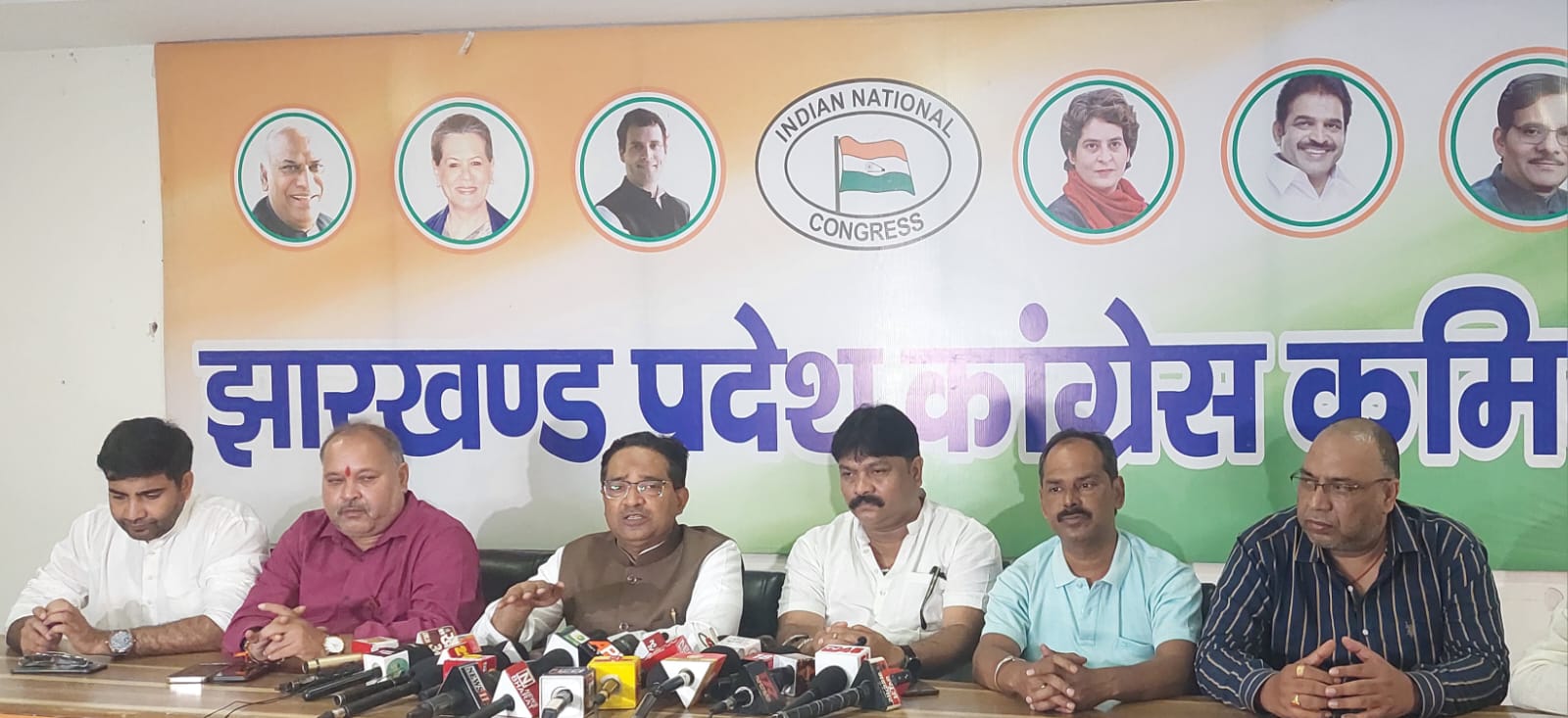 प्रदेश कांग्रेस के प्रेस वार्ता की फोटो