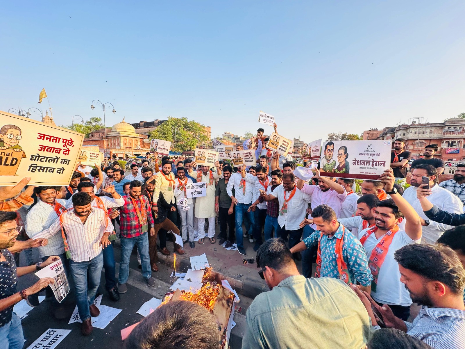 भाजपा युवा मोर्चा ने नेशनल हेराल्ड घोटाले को लेकर किया विरोध प्रदर्शन, राहुल गांधी का जलाया पुतला भाजपा युवा मोर्चा ने नेशनल हेराल्ड घोटाले को लेकर किया विरोध प्रदर्शन, राहुल गांधी का जलाया पुतला