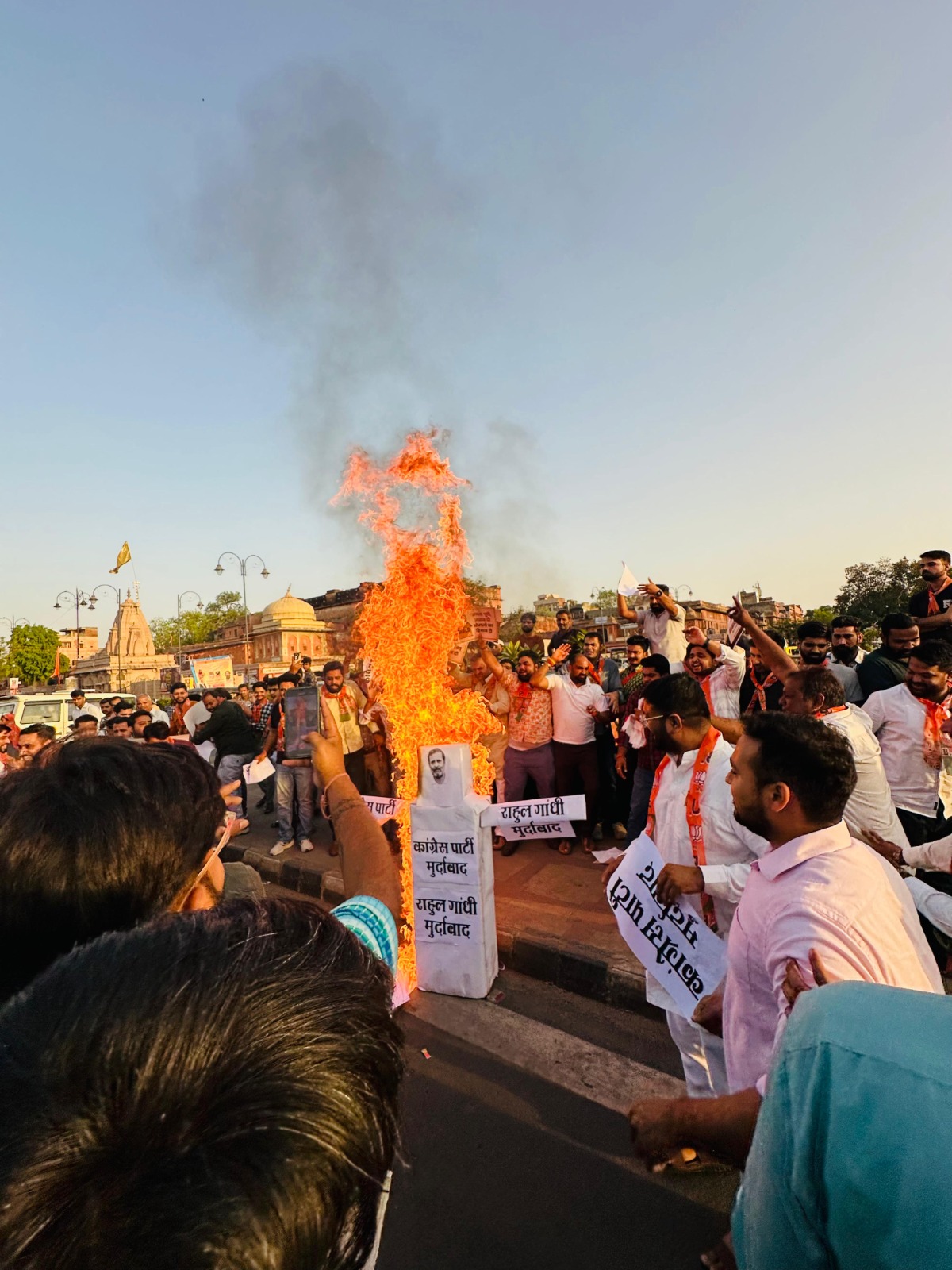 भाजपा युवा मोर्चा ने नेशनल हेराल्ड घोटाले को लेकर किया विरोध प्रदर्शन, राहुल गांधी का जलाया पुतला भाजपा युवा मोर्चा ने नेशनल हेराल्ड घोटाले को लेकर किया विरोध प्रदर्शन, राहुल गांधी का जलाया पुतला