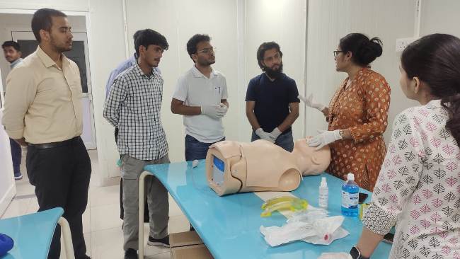 चिकित्सकाें काे प्रशिक्षण देते चिकित्सक। चिकित्सकाें काे प्रशिक्षण देते चिकित्सक।
