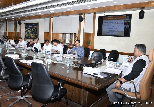 बैठक करते मुख्य सचिव बैठक करते मुख्य सचिव