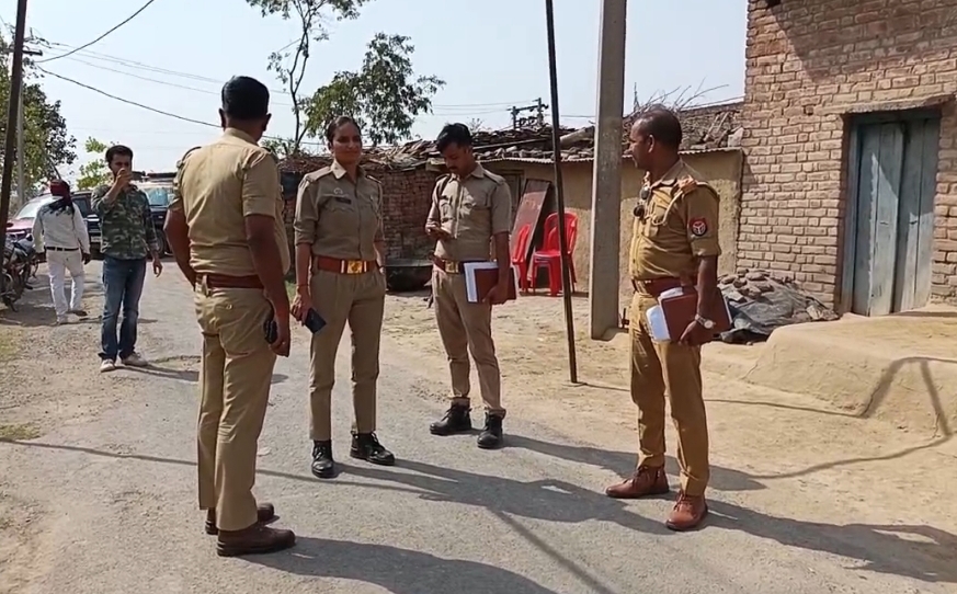 घटनास्थल पर पुलिस घटनास्थल पर पुलिस