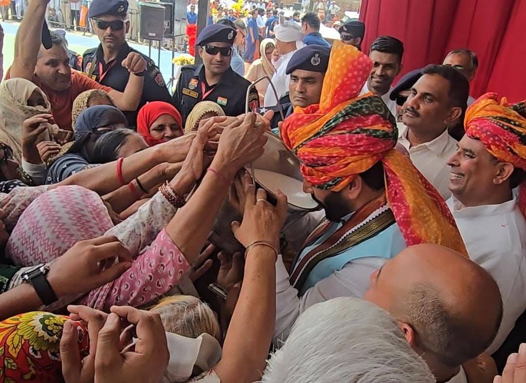 हरियाणा के मुख्यमंत्री नायब सैनी किलोई में दूध की बालटी मुंह को लगाकर पीते हुए