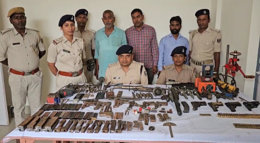 बरामद हथियार के साथ पुलिस टीम व गिरफ्तार गन फैक्ट्री के संचालक बरामद हथियार के साथ पुलिस टीम व गिरफ्तार गन फैक्ट्री के संचालक