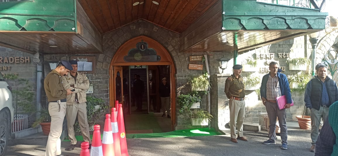 हिमाचल सचिवालय में तैनात पुलिस जवान हिमाचल सचिवालय में तैनात पुलिस जवान