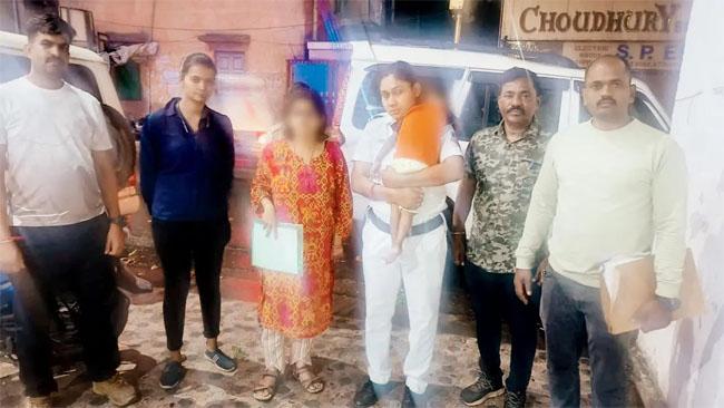 फोटो: बाल तस्करी मामले में गिरफ्तार महिला डॉक्टर फोटो: बाल तस्करी मामले में गिरफ्तार महिला डॉक्टर