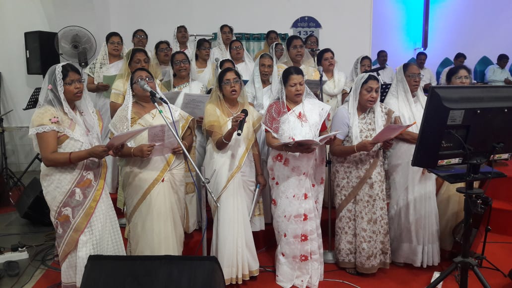 सुंदरगंज चर्च में गुड फ्राई-डे पर गीत प्रस्तुत करती हुई क्वायर समूह की महिलाएं। सुंदरगंज चर्च में गुड फ्राई-डे पर गीत प्रस्तुत करती हुई क्वायर समूह की महिलाएं।