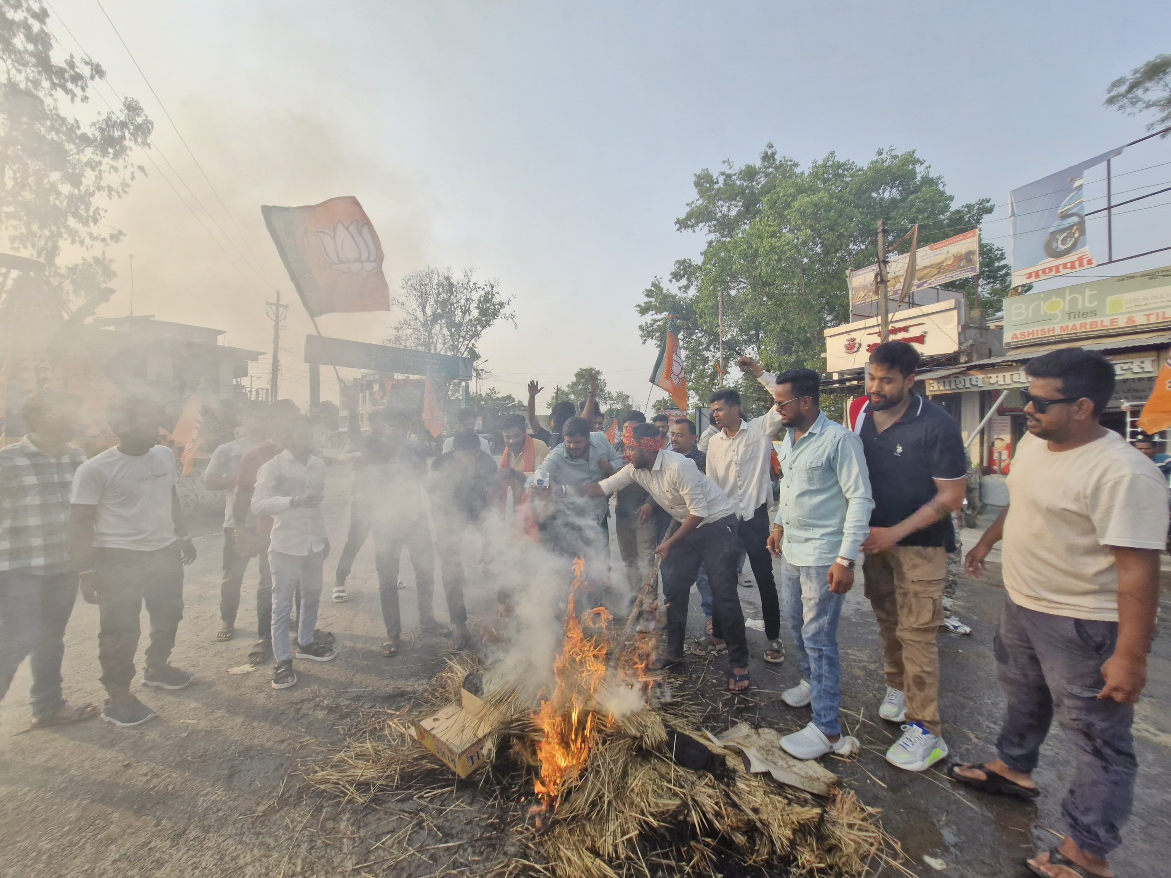 भाजयुमो ने फूंका पुतला।