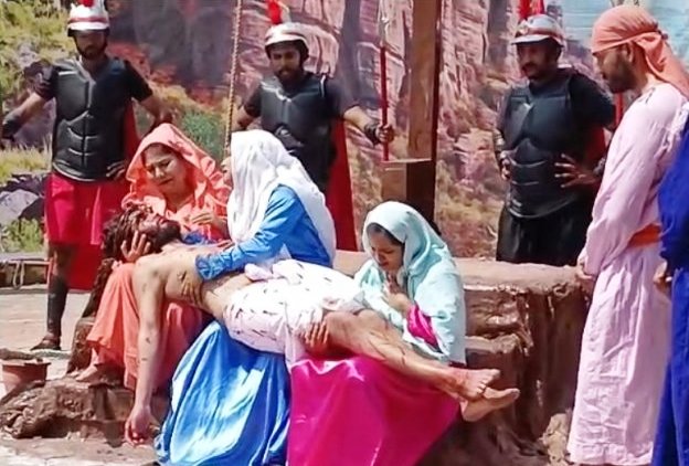 गुड फ्राइडे पर निकली संजीव क्रूस यात्रा गुड फ्राइडे पर निकली संजीव क्रूस यात्रा