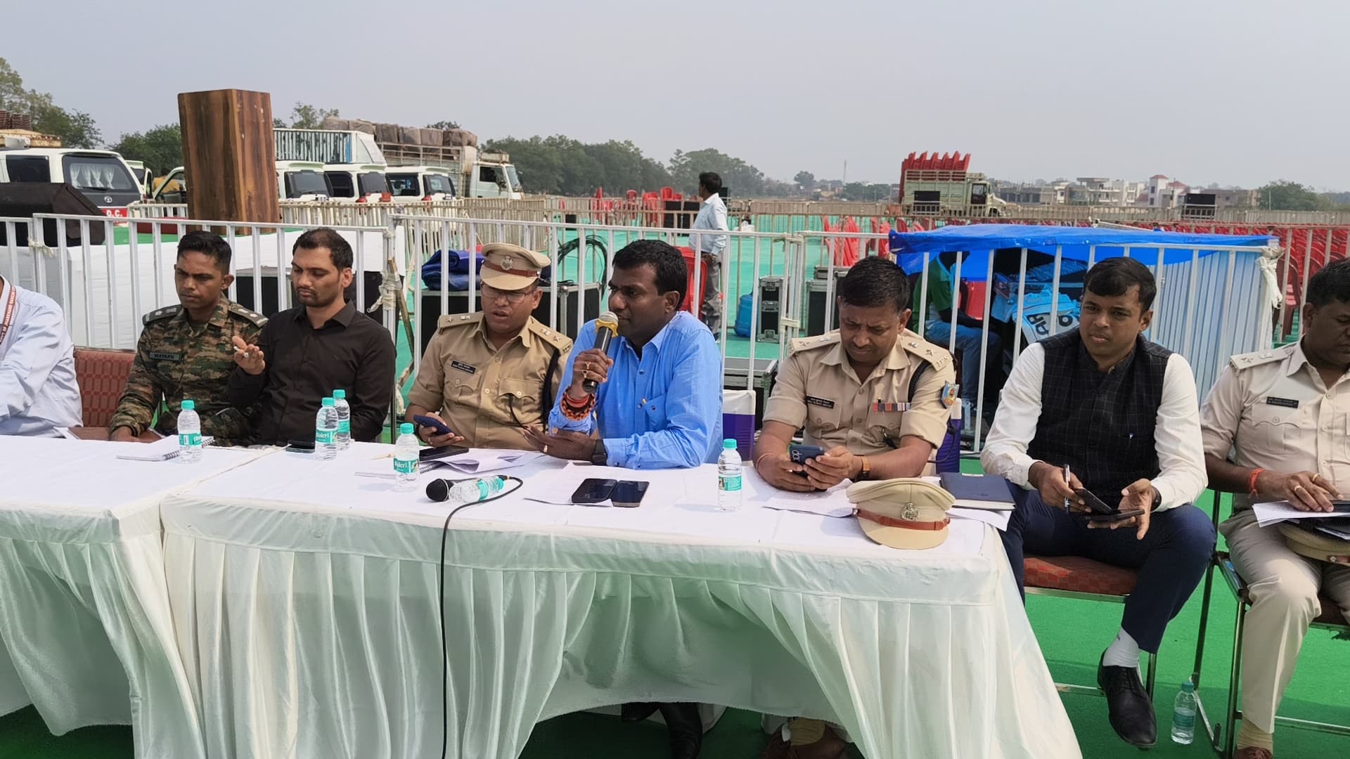 अधिकारियों के साथ बैठक करते हुए उपायुक्त अधिकारियों के साथ बैठक करते हुए उपायुक्त