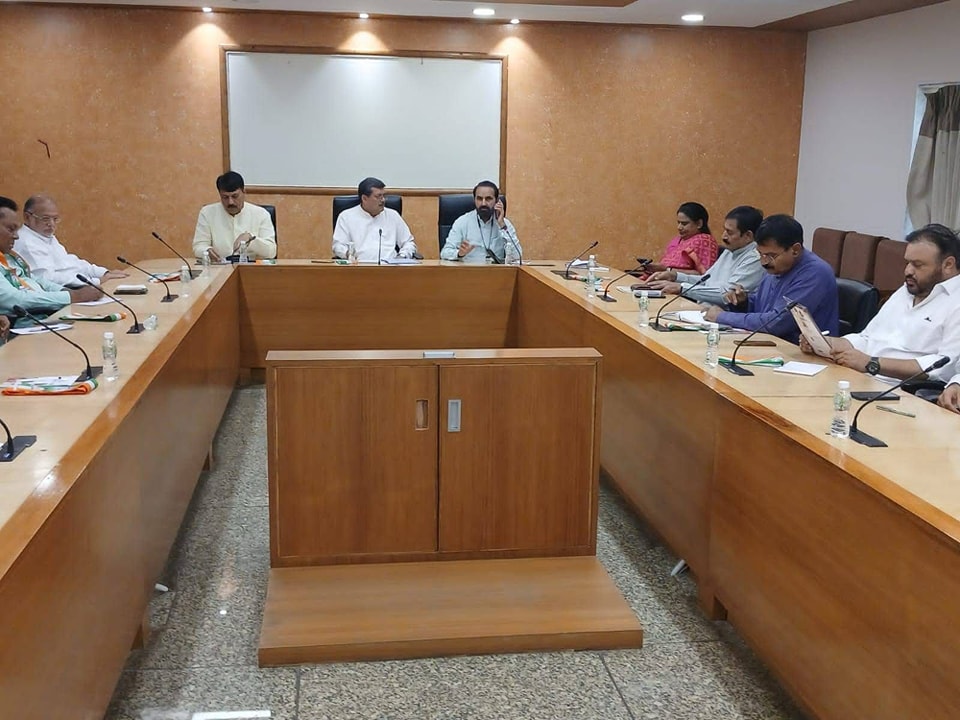 अहमदाबाद के शाहीबाग सर्किट हाउस में प्रदेश कांग्रेस प्रभारी मुकुल वासनिक कांग्रेस नेताओं के साथ बैठक करते हुए। अहमदाबाद के शाहीबाग सर्किट हाउस में प्रदेश कांग्रेस प्रभारी मुकुल वासनिक कांग्रेस नेताओं के साथ बैठक करते हुए।