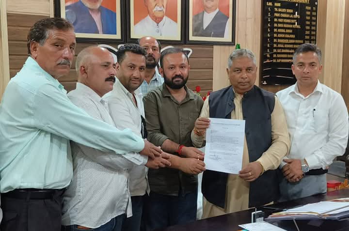 जेकेसीएलयूएफ प्रतिनिधिमंडल ने दिहाड़ी मजदूरों के लिए न्याय की मांग की जेकेसीएलयूएफ प्रतिनिधिमंडल ने दिहाड़ी मजदूरों के लिए न्याय की मांग की