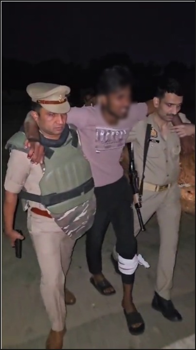 रियल एस्टेट कारोबारी के यहां लूट की घटना में पकड़े गए घायल आरोपित को लेकर जाते पुलिसकर्मी।