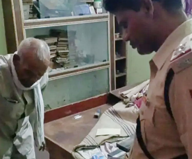 सोनीपत: चोरी की जानकारी पुलिस को देते हुए रिटायर प्राचार्य सोनीपत: चोरी की जानकारी पुलिस को देते हुए रिटायर प्राचार्य