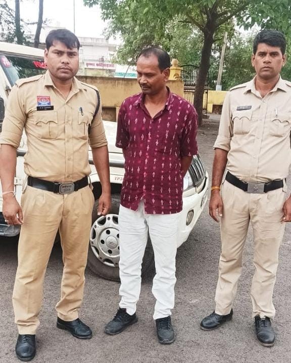 फर्जी ढंग से जमीन बेचने वाला गिरफ्तार आरोपित। फर्जी ढंग से जमीन बेचने वाला गिरफ्तार आरोपित।