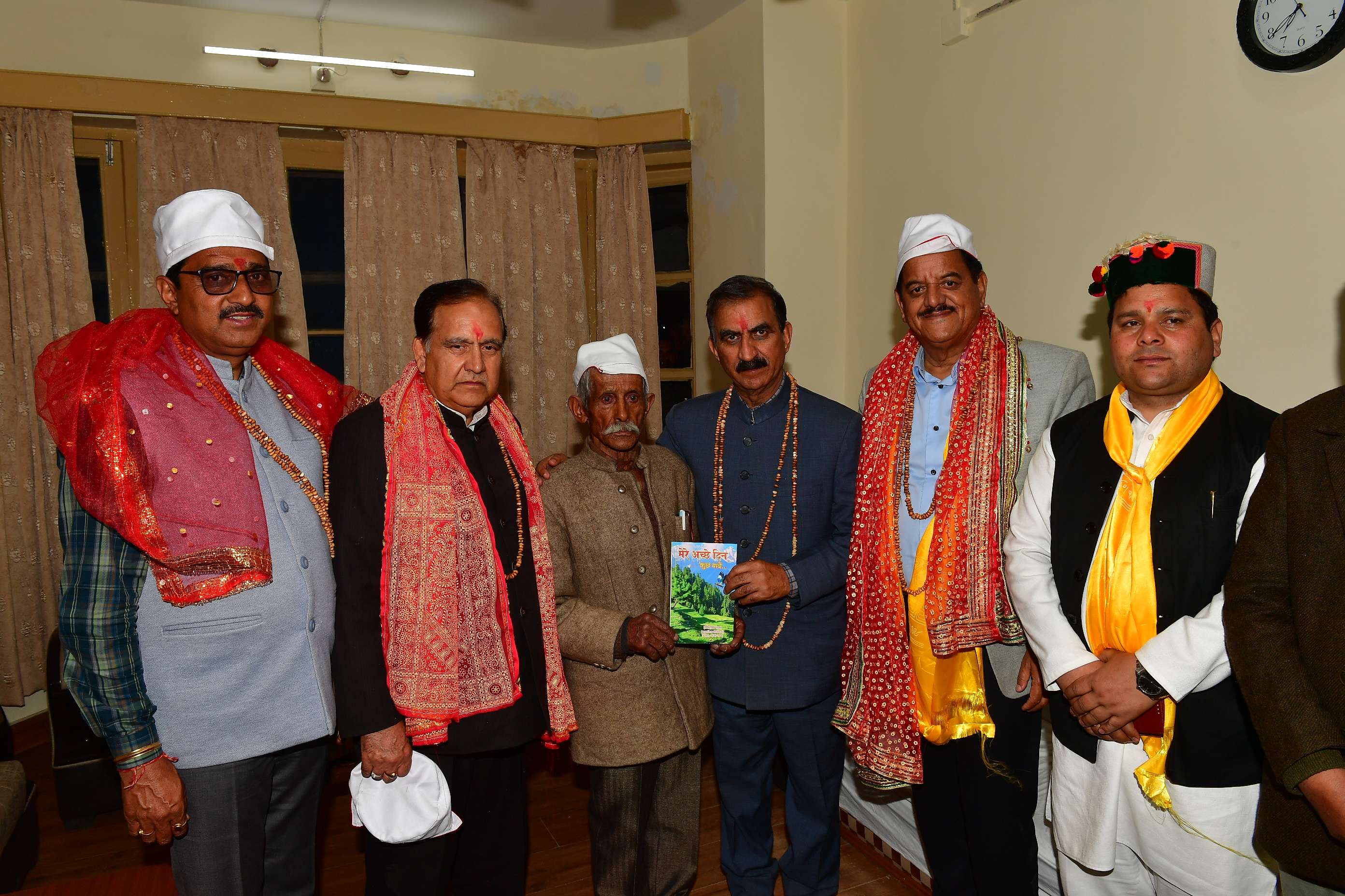 मुख्यमंत्री विमोचन करते हुए मुख्यमंत्री विमोचन करते हुए