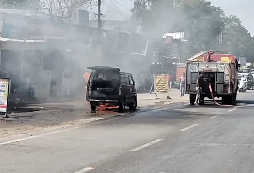चित्तौड़गढ़ शहर के निकट कार में अज्ञात कारणों से लगी आग को दमकल की सहायता से बुझाया। चित्तौड़गढ़ शहर के निकट कार में अज्ञात कारणों से लगी आग को दमकल की सहायता से बुझाया।