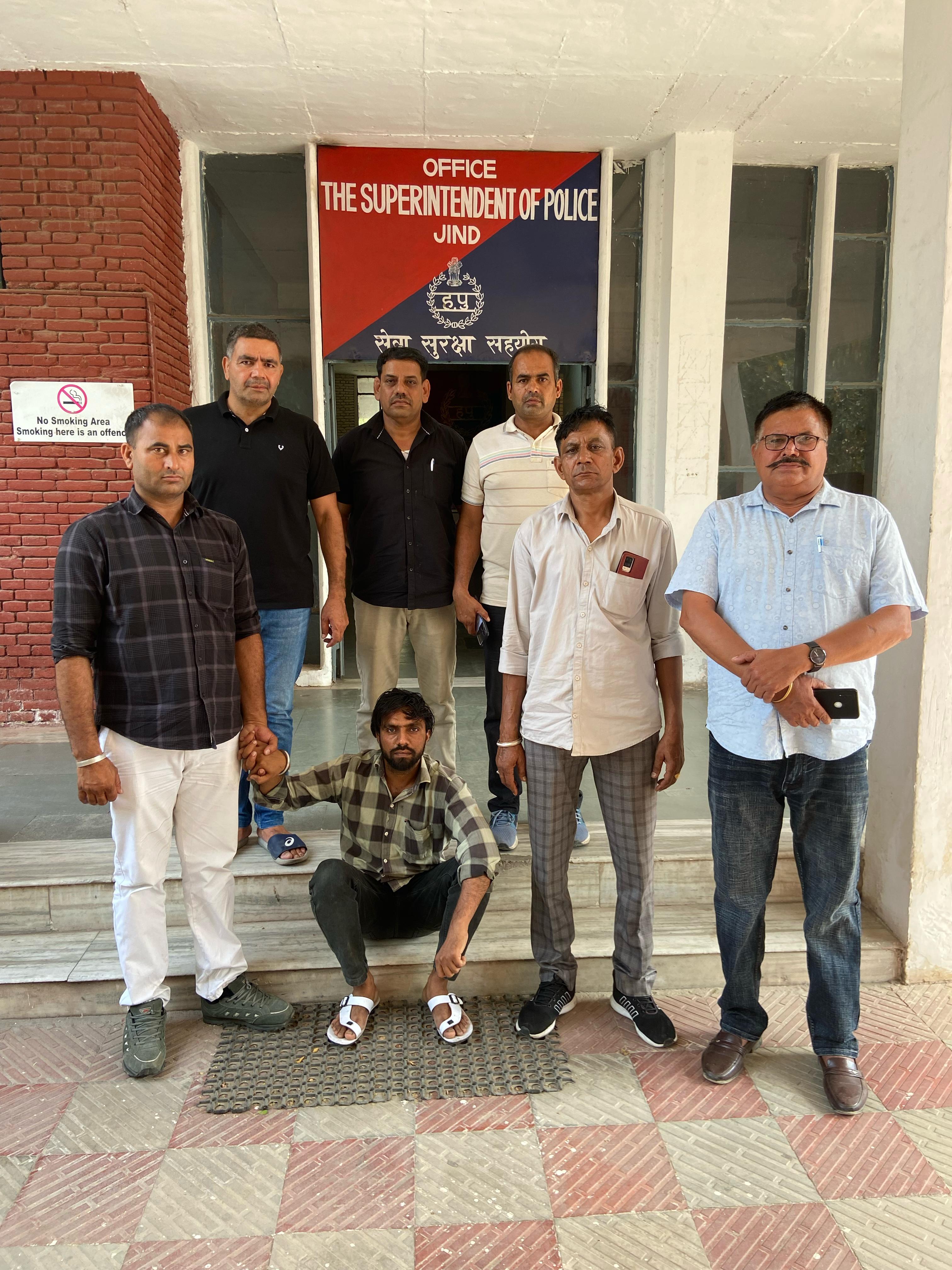 पुलिस गिरफ्त में आरोपित। पुलिस गिरफ्त में आरोपित।