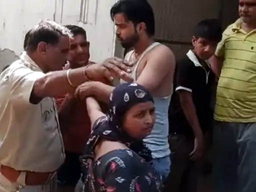 युवक को समझाती पुलिस युवक को समझाती पुलिस