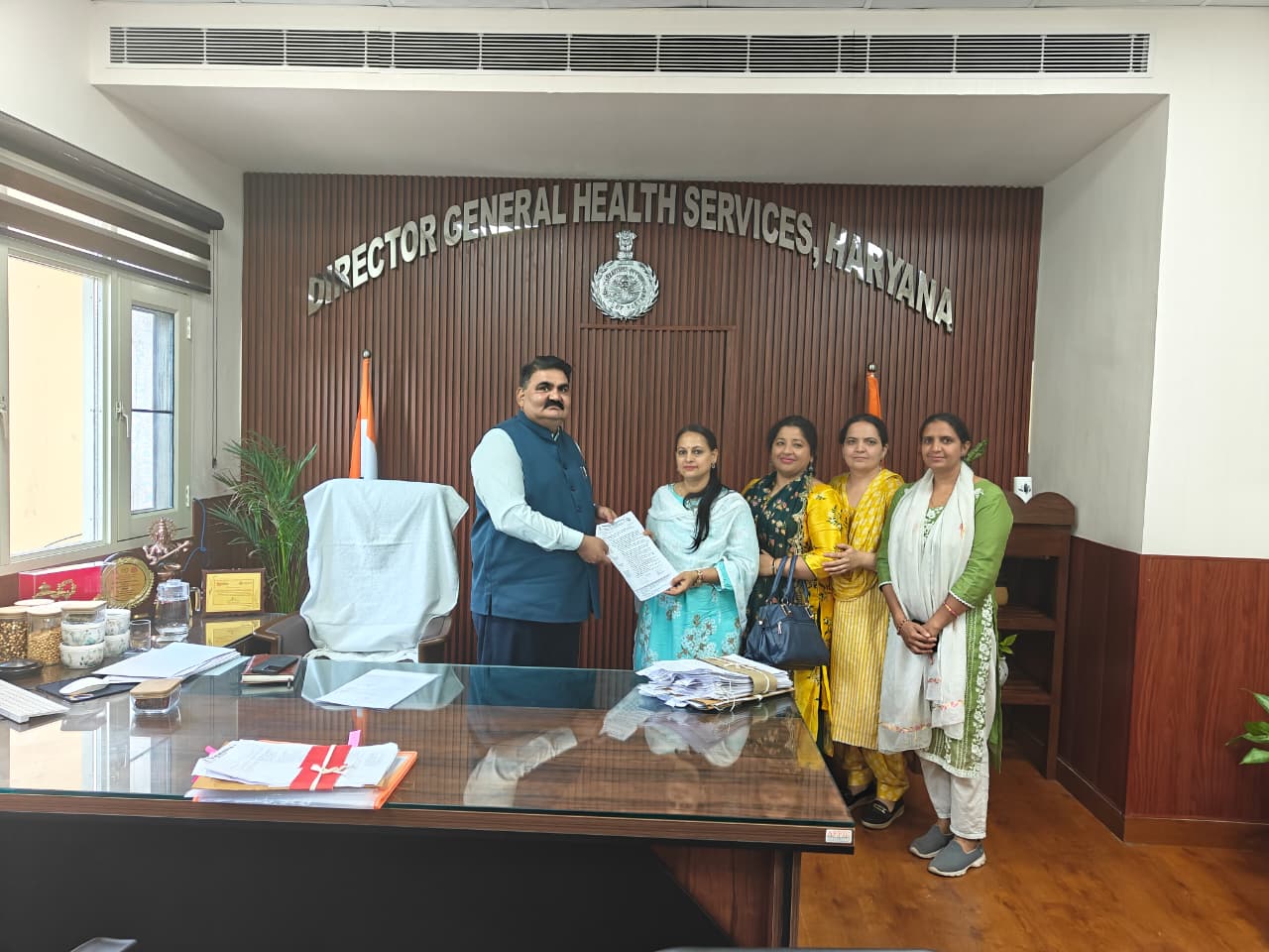 नर्सिंग वेलफेयर एसोसिएशन की पदाधिकारी स्वास्थ्य महानिदेशक से मुलाकात कर ज्ञापन देते हुए नर्सिंग वेलफेयर एसोसिएशन की पदाधिकारी स्वास्थ्य महानिदेशक से मुलाकात कर ज्ञापन देते हुए