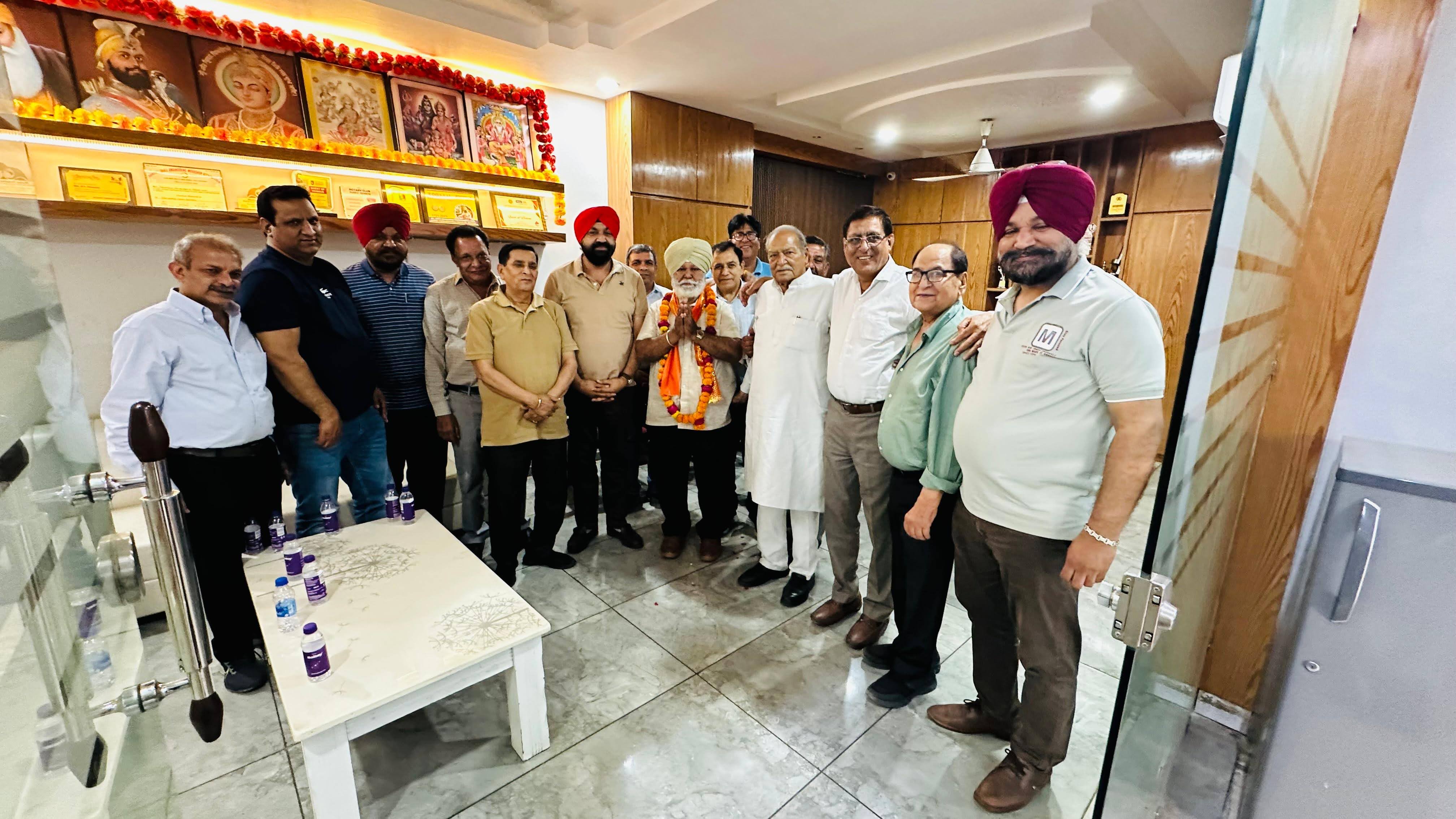 हरचरण सिंह धम्मू को निर्विरोध प्रधान चुनने पर उनका स्वागत करते सदस्य