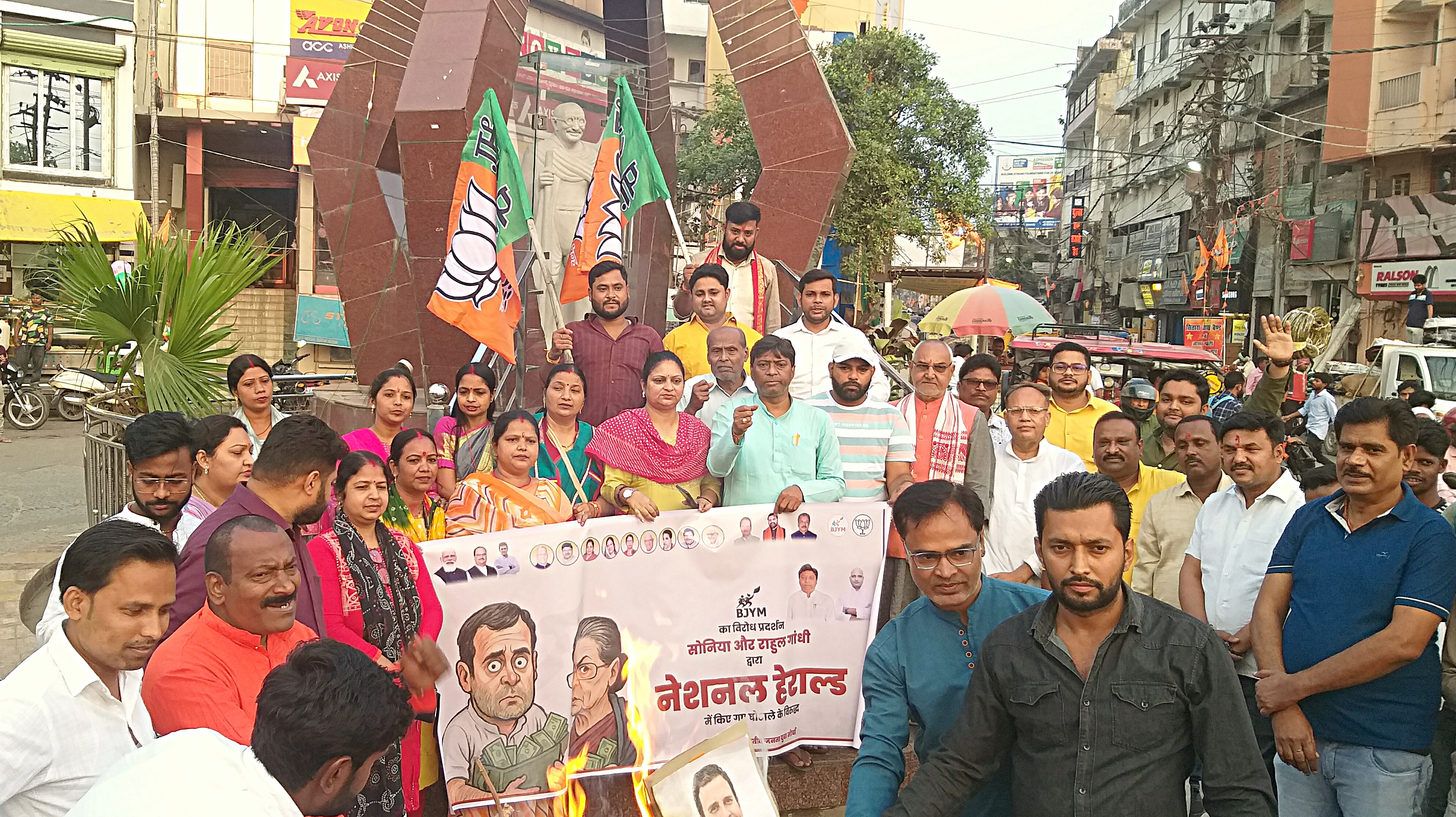 पुतला दहन करते हुए भाजयुमो पुतला दहन करते हुए भाजयुमो