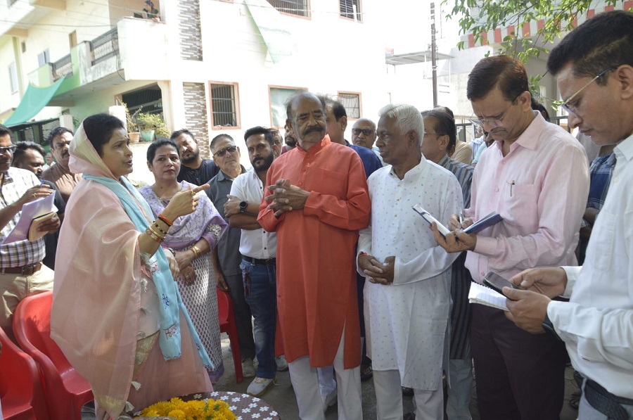 राज्यमंत्री कृष्णा गौर ने गोविंदपुरा क्षेत्र के रहवासियों की सुनीं समस्याएं राज्यमंत्री कृष्णा गौर ने गोविंदपुरा क्षेत्र के रहवासियों की सुनीं समस्याएं