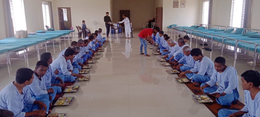 निराश्रितों में भोजन परोसते ट्रस्ट के सदस्यों की फोटो निराश्रितों में भोजन परोसते ट्रस्ट के सदस्यों की फोटो