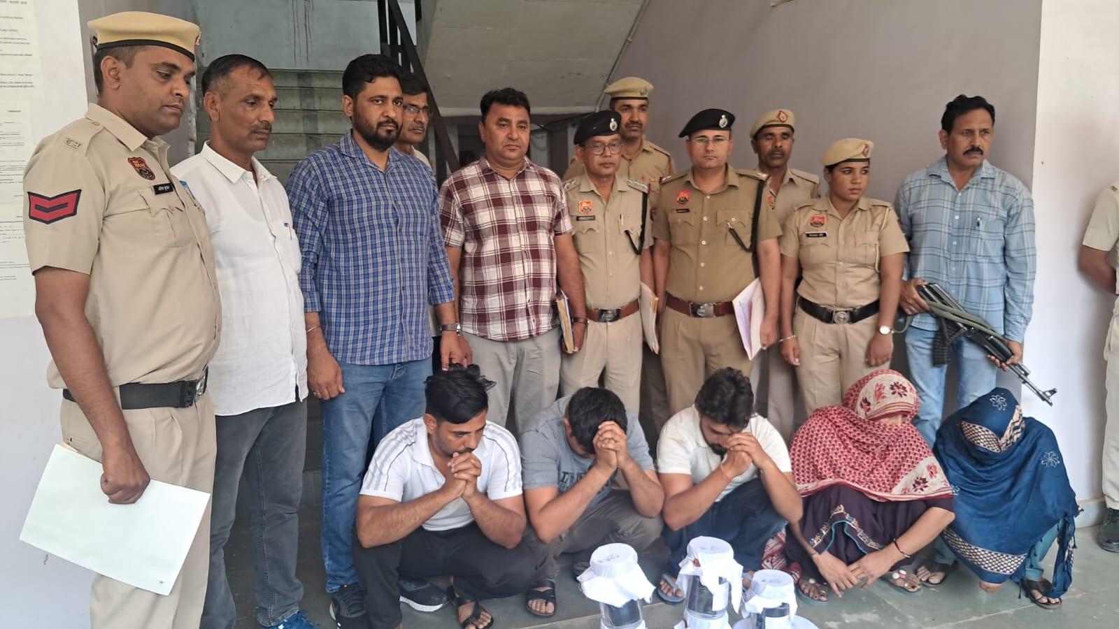 पुलिस गिरफ्त में आरोपित। पुलिस गिरफ्त में आरोपित।