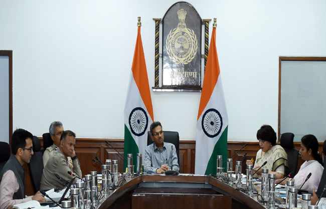 हरियाणा के मुख्य सचिव अनुराग रस्ताेगी जिला उपायुक्ताें की बैठक लेते हुए हरियाणा के मुख्य सचिव अनुराग रस्ताेगी जिला उपायुक्ताें की बैठक लेते हुए