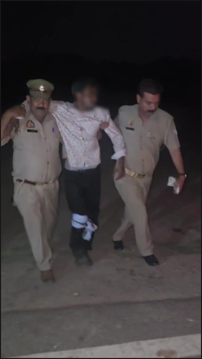 रियल एस्टेट कारोबारी के यहां लूट की घटना में पकड़े गए घायल आरोपित को लेकर जाते पुलिसकर्मी।