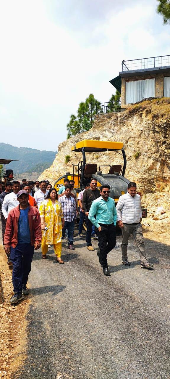 सड़क का निरीक्षण करते एसडीएम नवाजिश खालिक। सड़क का निरीक्षण करते एसडीएम नवाजिश खालिक।