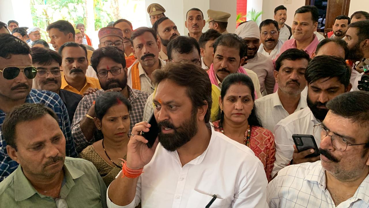 करणी सेना के प्रदेश अध्यक्ष पुलिस कमिश्नर कार्यालय में करणी सेना के प्रदेश अध्यक्ष पुलिस कमिश्नर कार्यालय में