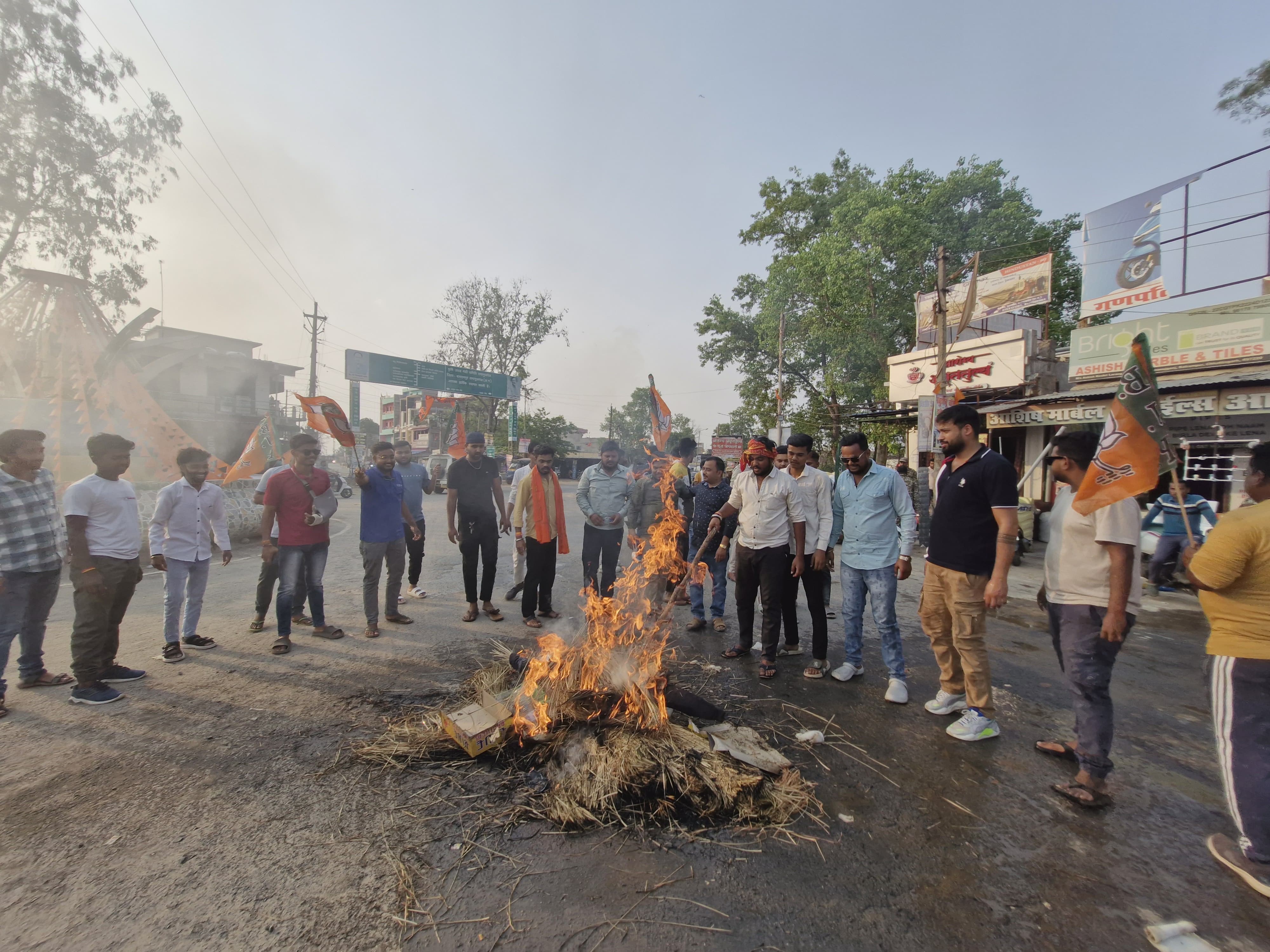 फूंका पुतला। फूंका पुतला।