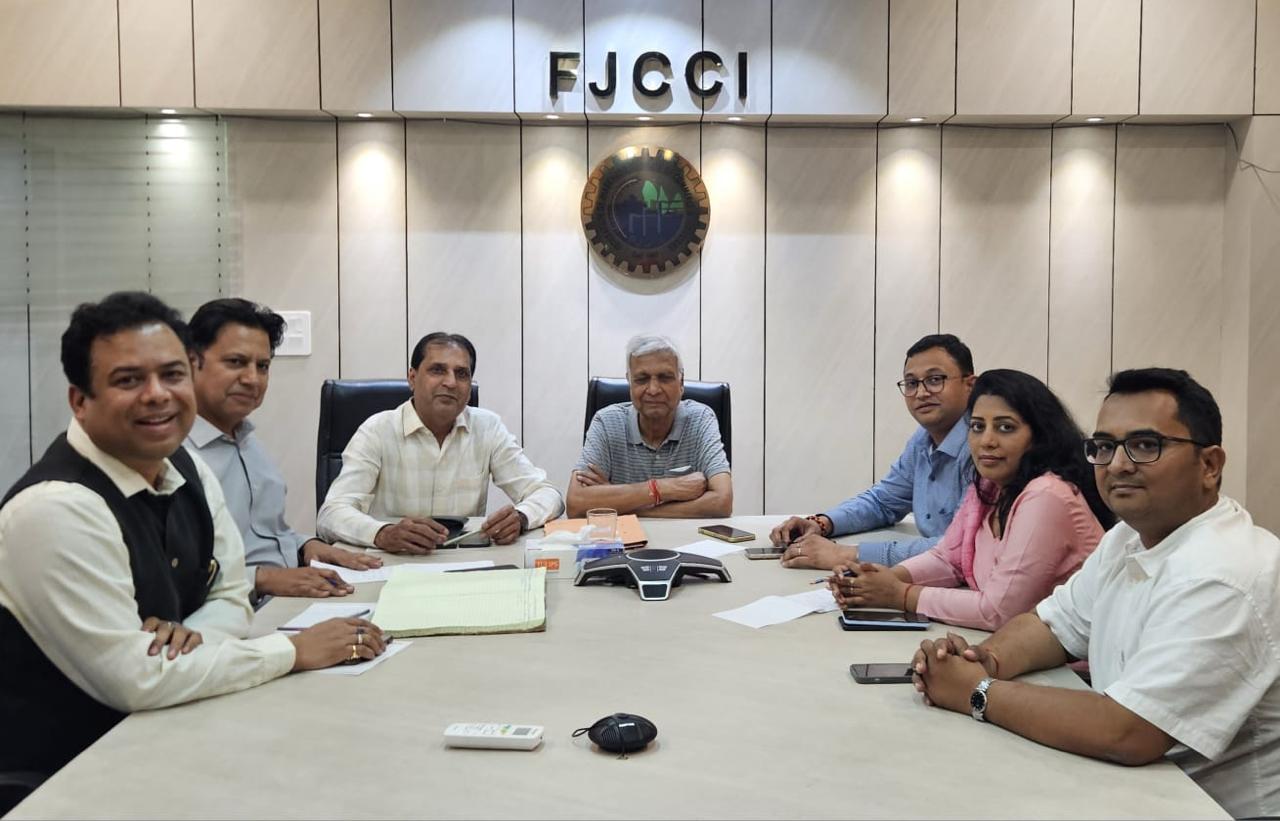 चेंबर की बैठक में मौजूद सदस्यों की फोटो चेंबर की बैठक में मौजूद सदस्यों की फोटो