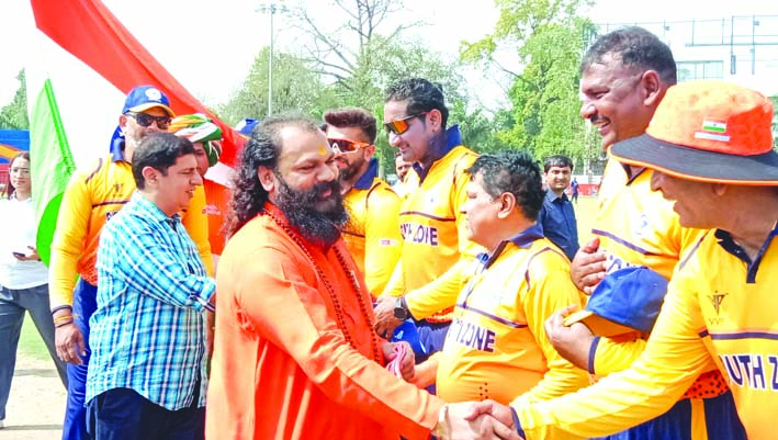 मैच के शुभारम्भ से पूर्व खिलाडि़यों का परिचय लेते हुए मैच के शुभारम्भ से पूर्व खिलाडि़यों का परिचय लेते हुए