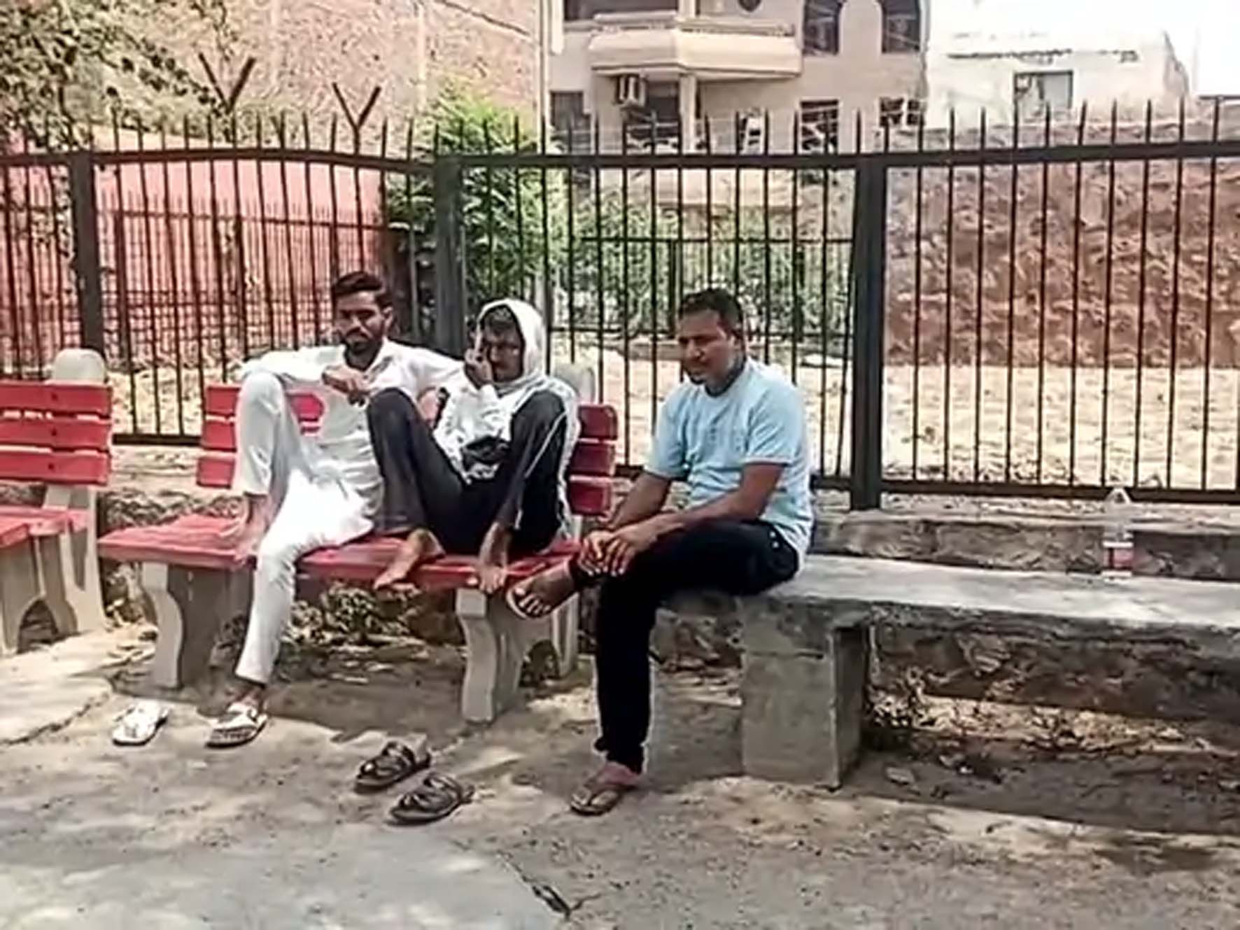 पोस्टमार्टम के समय अस्पताल में बैठे परिजन। पोस्टमार्टम के समय अस्पताल में बैठे परिजन।