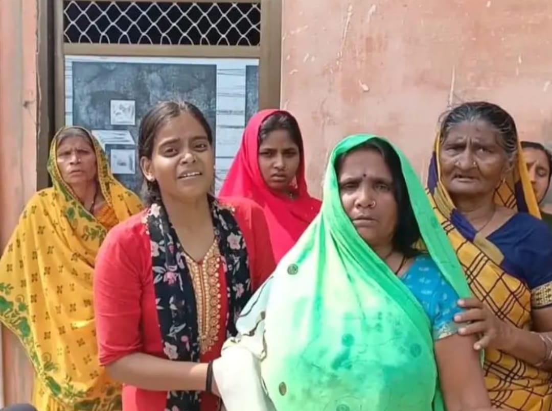 लड़के की मां और बहन न्याय की गुहार लगाने हुए