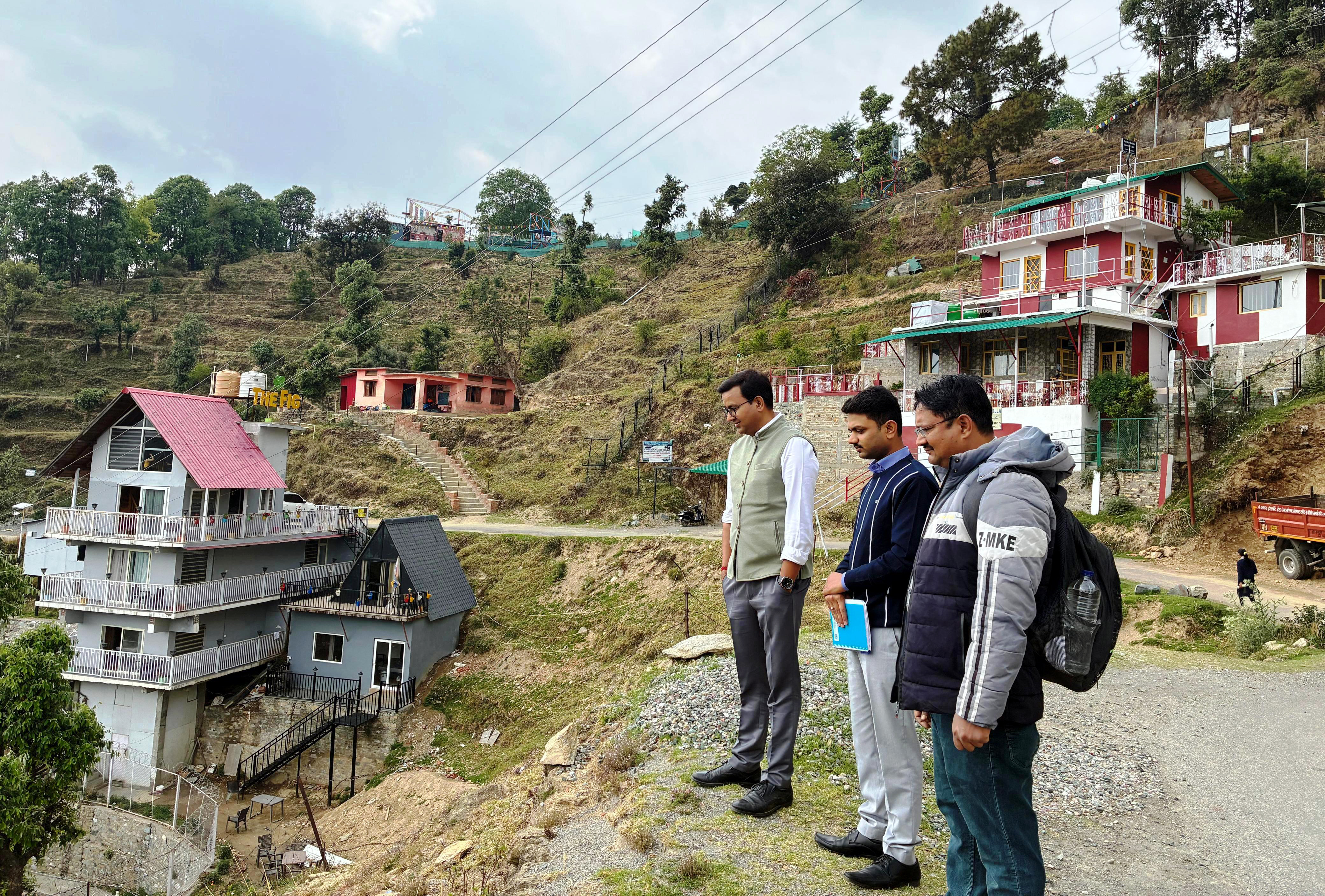 योजनाओं का निरीक्षण करते अपर सचिव मनमोहन मैनाली। योजनाओं का निरीक्षण करते अपर सचिव मनमोहन मैनाली।