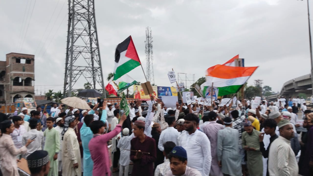 मोगरा में संशोधित वक्फ कानून के खिलाफ विरोध प्रदर्शन मोगरा में संशोधित वक्फ कानून के खिलाफ विरोध प्रदर्शन