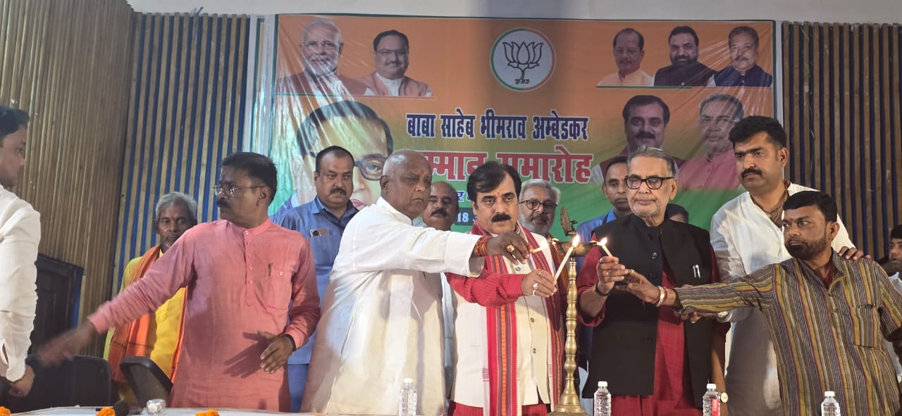 कार्यक्रम को संबोधित करते मंत्री जीवेश मिश्र कार्यक्रम को संबोधित करते मंत्री जीवेश मिश्र