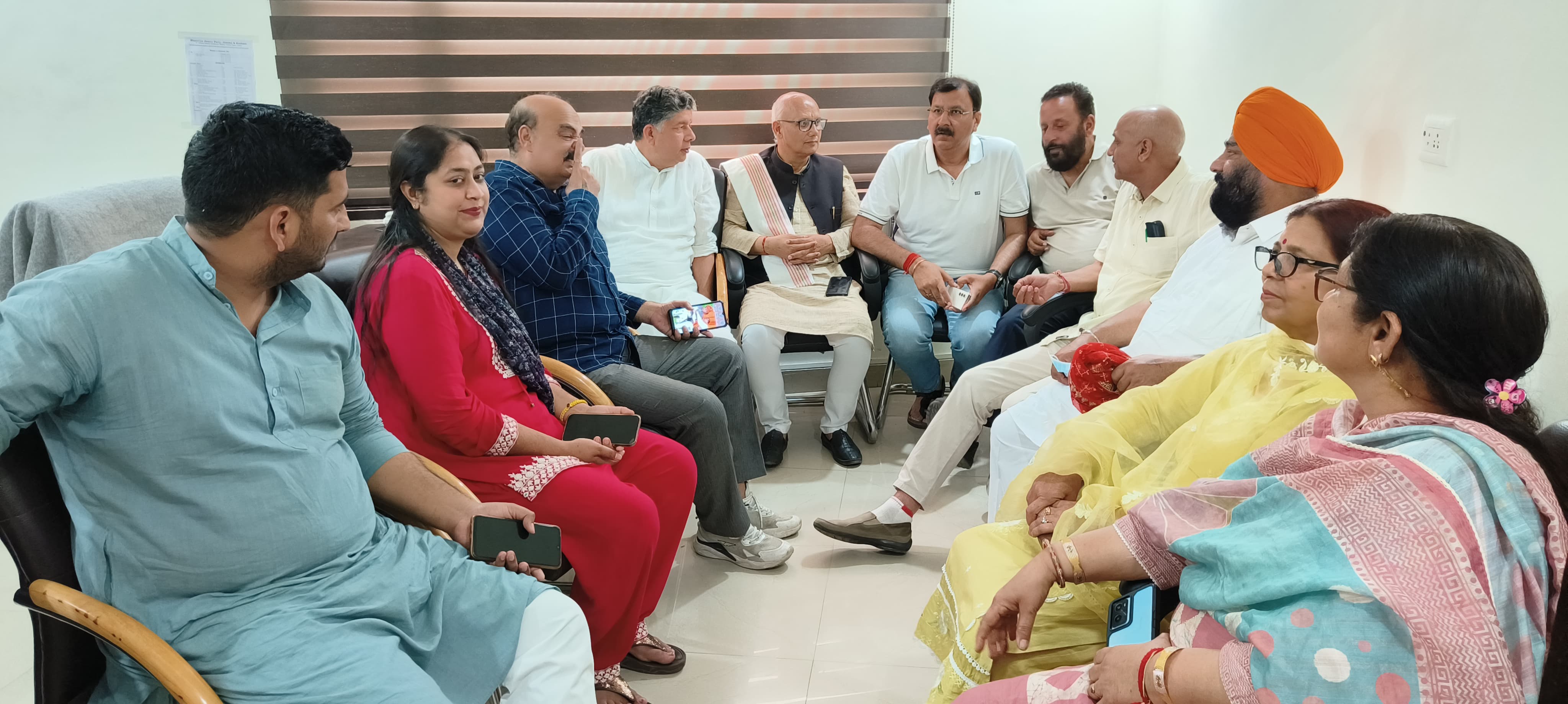 विधायक ने पूर्व पार्षदों के साथ की बैठक, विकास और नागरिक कल्याण पर चर्चा विधायक ने पूर्व पार्षदों के साथ की बैठक, विकास और नागरिक कल्याण पर चर्चा