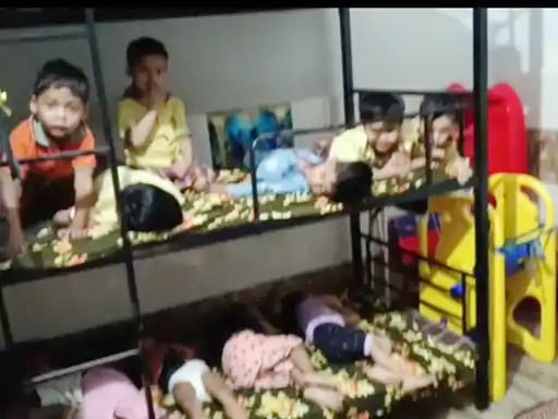 स्कूल के अंदर कमरे में बच्चे स्कूल के अंदर कमरे में बच्चे